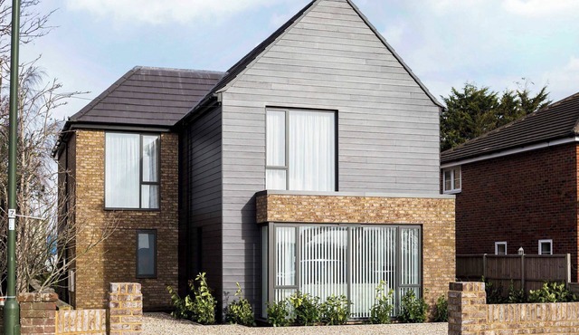 Stylish new home with parking - king beds, garden