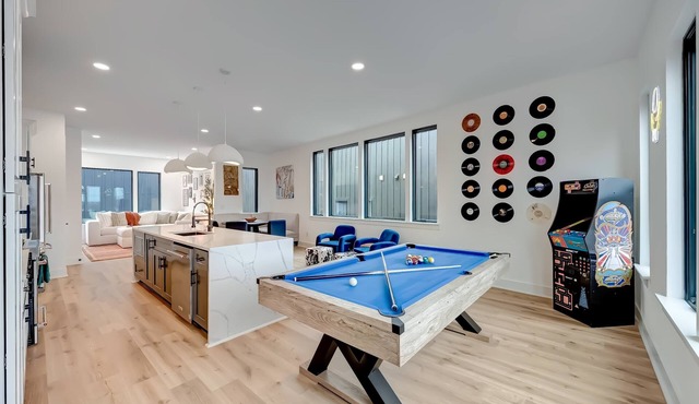 Summer rooftop hot tub, game zone, sauna near Broadway and Geodis Park