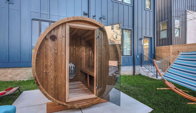 Summer rooftop hot tub, sauna, game room near Broadway