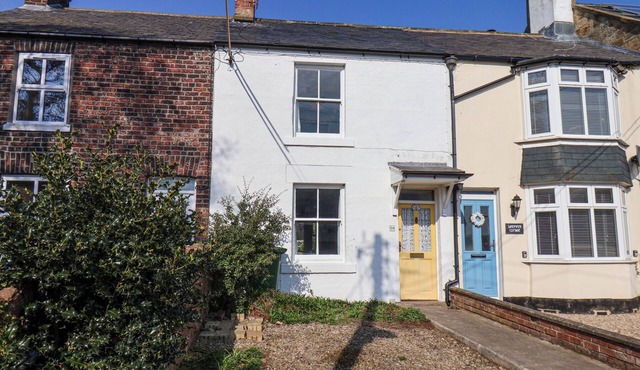 SUNNY SIDE, country holiday cottage, with open fire in Runswick Bay