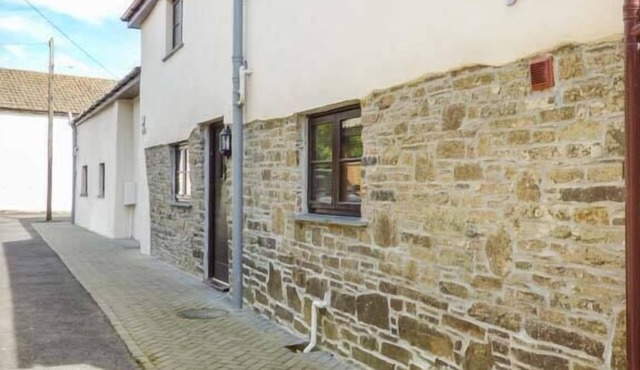 SUNNYMEAD COTTAGE, pet friendly, with a garden in Ashwater