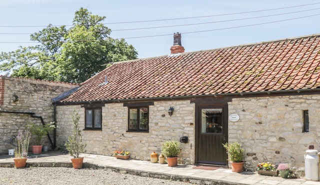 SUNSET COTTAGE, pet friendly, with open fire in Kirkbymoorside