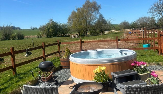 Sunset Snug - a cottage that sleeps 2 guests in 1 bedroom