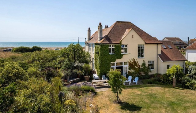 Sunshine House - Five Bedroom Villa, Sleeps 11