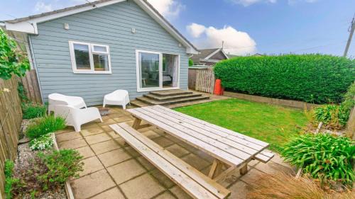 Swallows Beach Chalet Sleeps 6 Walk to the Beach