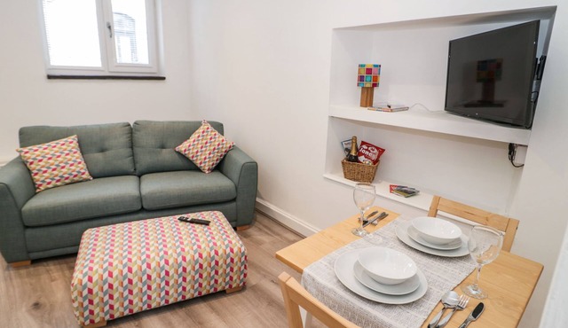 T? CAPEL BACH, pet friendly, character holiday cottage in Rachub