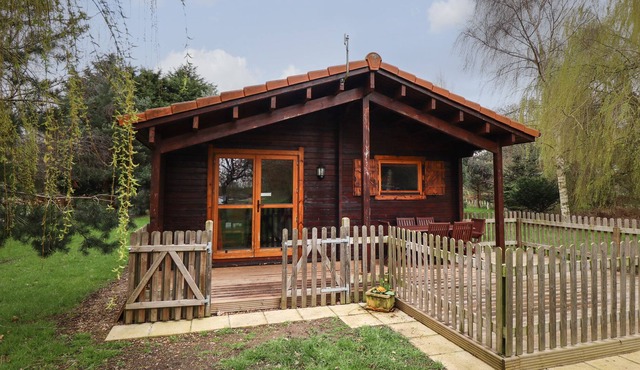 TEAL LODGE, pet friendly, with a garden in Bardney
