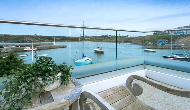 Thalassa - sleeps 6 guests in 3 bedrooms