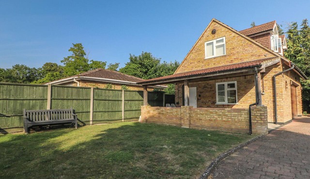 THAMES RETREAT, pet friendly, with a garden in Wraysbury