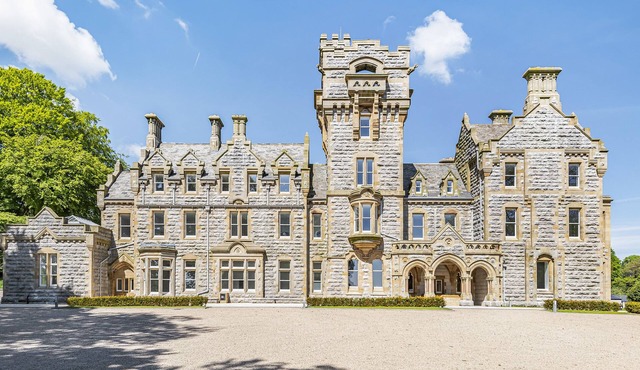 THE ALFRED SUITE STONE CROSS MANSION, family friendly in Ulverston