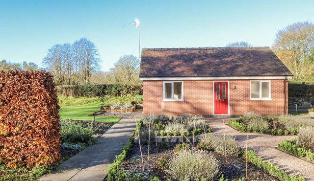 THE ANNEXE, romantic, with a garden in Caverswall