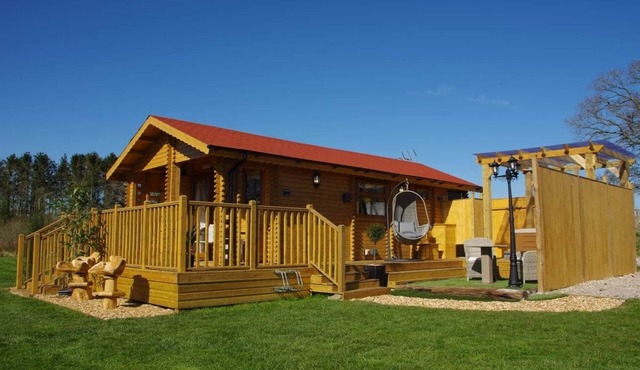 The Balmoral Studio Lodge – Private Hot Tub & On-Site Carp Fishing 🎣🛁