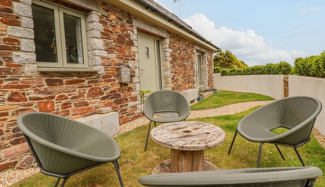 THE BARN, pet friendly, character holiday cottage in Perranporth