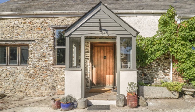 THE BARN, pet friendly, character holiday cottage in Honiton