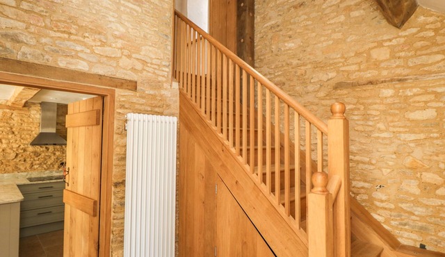 THE BARN, romantic, character holiday cottage in Colerne
