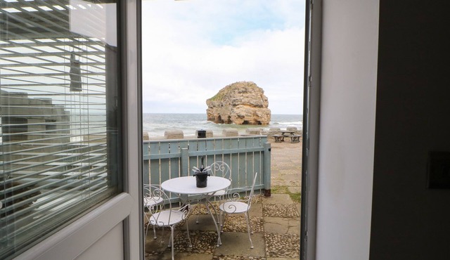 THE BEACH APARTMENT, pet friendly, with a garden in South Shields