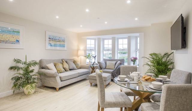 THE BEACH PAD, family friendly, luxury holiday cottage in Benllech