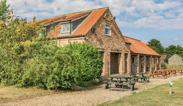 THE BLUE BELL, pet friendly, country holiday cottage in Burton Agnes