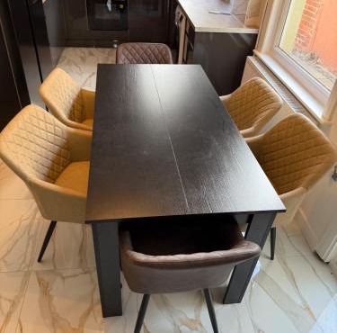 The Clare Court 6BR - Sleeps 7 - Contractor-friendly Modern Amenities Fast Wi-Fi - Free Parking - Close to Train Bus Stations Shops & Cafés I Leisure and Business Stays Welcome Contractors Tradesmen and Group Travellers - Long-stays arrangements welcome
