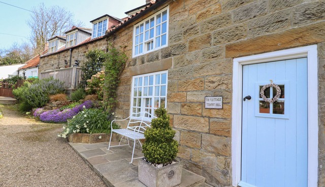 THE COTTAGE, character holiday cottage, with a garden in Sandsend