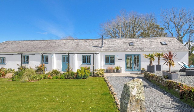 THE COWSHED, pet friendly, luxury holiday cottage in Portscatho
