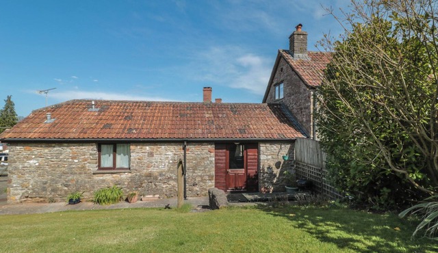 THE COWSHED, romantic, with a garden in Regil