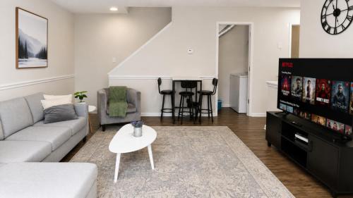 The Crestline Stay Hoover Townhome 2BR