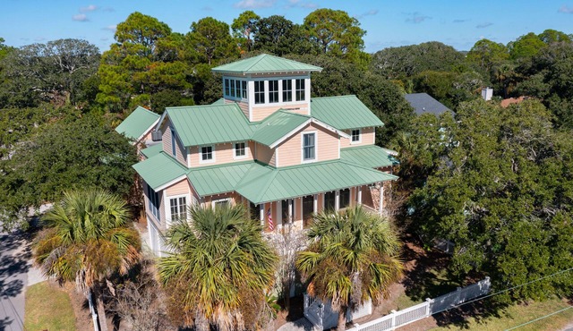 The Folly Peach - Experience Southern Charm in a Spacious Home Steps from the Ocean