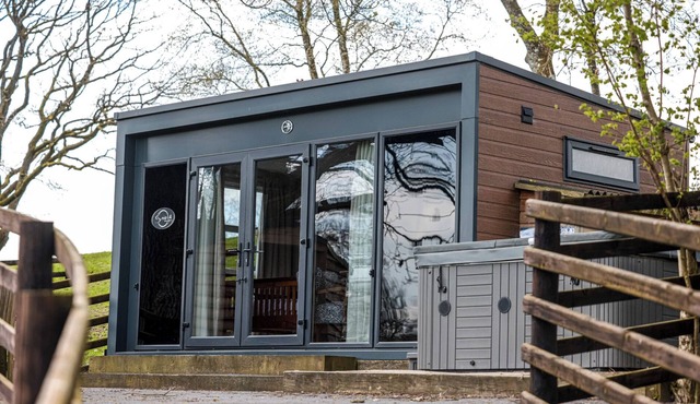 THE FOX DEN, with hot tub in Rhayader