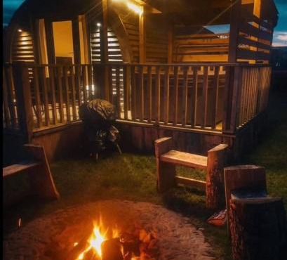 The Galloway Steading -The Hedgehog's Hideout family cabin with Preheated Hot Tub and Fire Pit