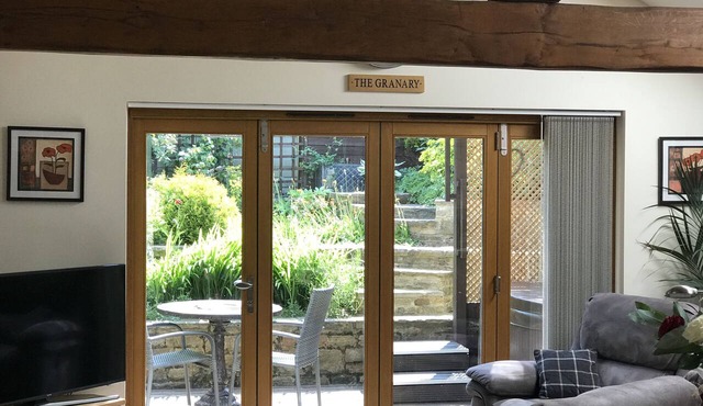 The Granary with hot tub - 2 miles from Skipton