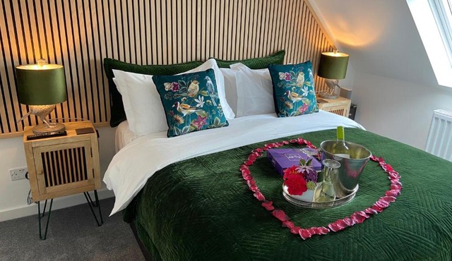 THE HIDEAWAY - LUXURY SELF CATERING COASTAL APARTMENT with PRIVATE ENTRANCE & KEY BOX ENTRY JUST A FEW MINUTES WALK TO THE BEACH, SOLENT WAY WALK, SHOPS and many EATERIES & BARS - FREE OFF ROAD PARKING,FULL KITCHEN, LOUNGE,BEDROOM , BATHROOM & WI-FI