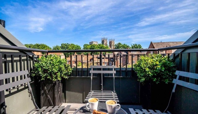 The King Suite- Modern Duplex Apartment with Free Parking near York