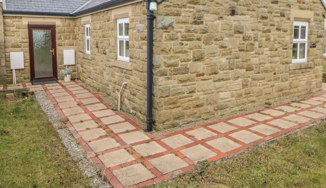 THE LODGE, pet friendly, with a garden in Bishop Auckland