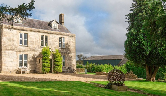 The Manor - sleeps 12 guests in 6 bedrooms