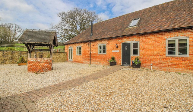 THE MILKING PARLOUR, pet friendly, luxury holiday cottage in Westhope