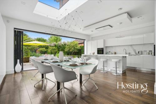 The Mulberry House 4 Bedroom with Parking and Balcony