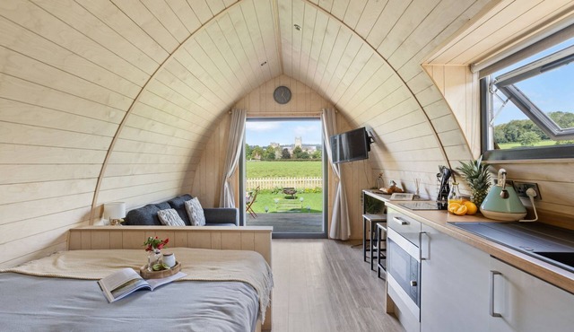 The Nave, Cathedral View - Hot Tub - Free Parking & WiFi- Pet Welcome