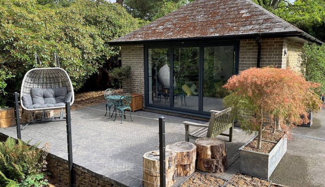 THE OBSERVATORY ANNEXE, pet friendly, with a garden in Dorking