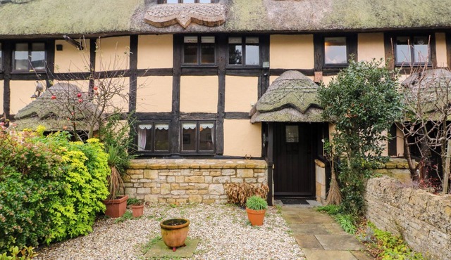 THE OLD CIDER PRESS, character holiday cottage in Broadway