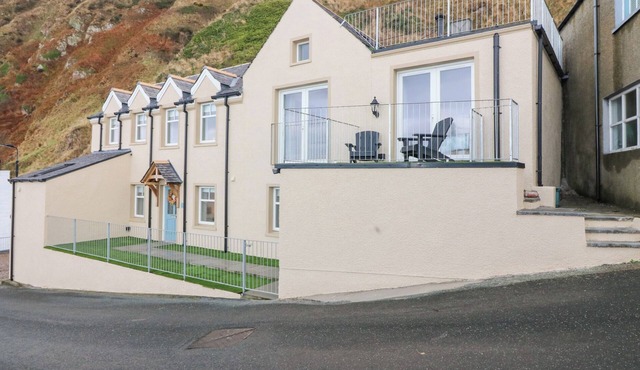 THE OLD KIPPER HOOSE, pet friendly, with hot tub in Gardenstown