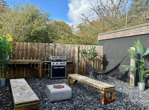The Pinewood Cabin With Firepit & BBQ