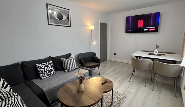 The place: 3-bed ensuite home, king beds! Airport, Free Parking