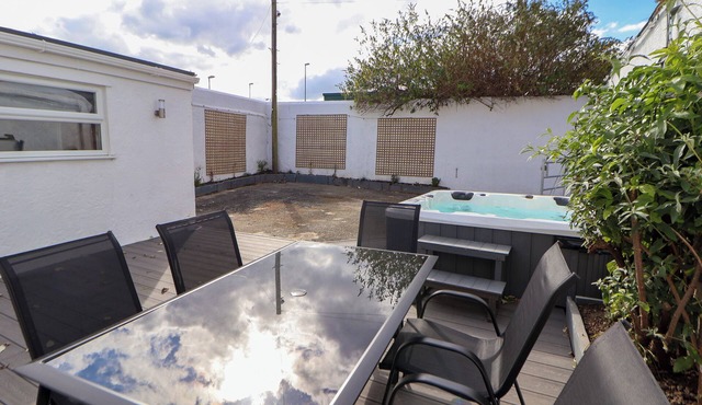 THE RAILWAY COTTAGE, pet friendly, with hot tub in Llandudno