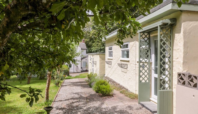 THE ROOST, romantic, country holiday cottage in Camborne