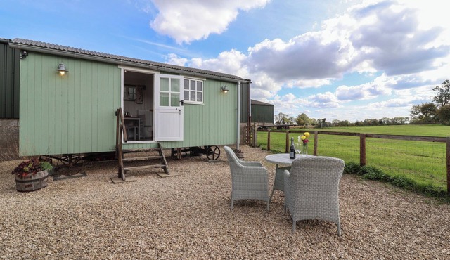 THE SHEPHERDS HUT, romantic, with a garden in Nettleton