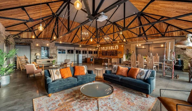 The Stables - unique conversion with hot tub!