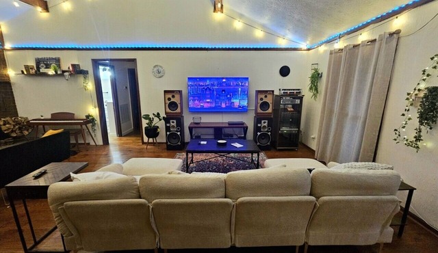 The Timber & Tune Retreat: 3BR Woodland Oasis | Huge Rolling Yard | 15 Min to Ryman