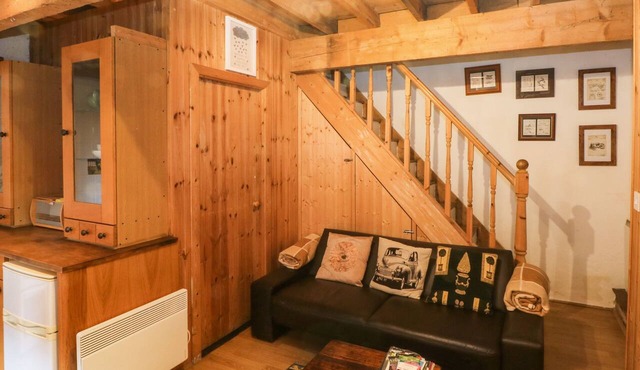 THE TOOLSHED, romantic, character holiday cottage in Birchwood