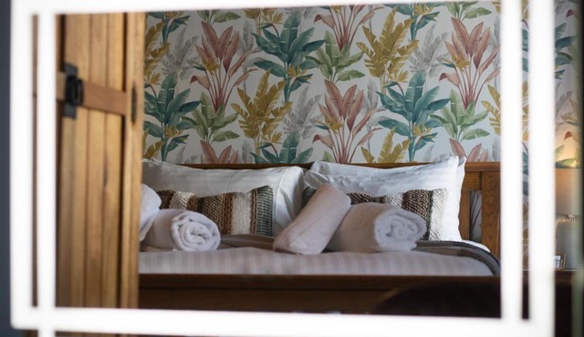 The Wheatsheaf Pub, Kitchen & Rooms